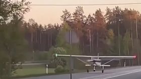 VIDEO Aterizare forțată pe o autostradă din Letonia! Printr-o minune, nicio mașină nu a fost lovită de aeronavă